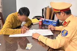 Chặn đầu xe khách trên quốc lộ, xe con bị lập biên bản 