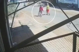 Gia Lai: Nhóm phụ nữ đốt phế liệu gây nổ lớn 