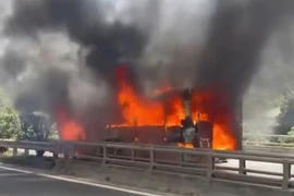 Xe tang bất ngờ cháy dữ dội trên cao tốc