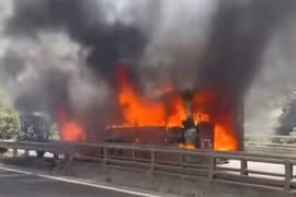 Xe tang bất ngờ cháy dữ dội trên cao tốc