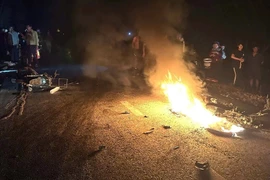 Kinh hoàng 2 xe máy bốc cháy sau va chạm, 2 người tử vong