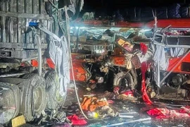 Video: Tai nạn xe đầu kéo và xe khách khiến 6 người tử vong 