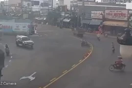 Bị cuốn vào gầm xe tải, người đàn ông sống sót kỳ diệu