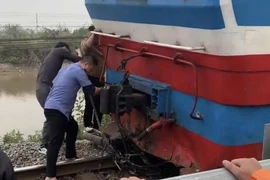 Xe máy va chạm với tàu hỏa khiến 1 người tử vong