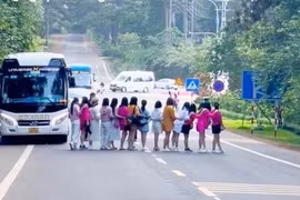 Nhóm phụ nữ dàn hàng ngang chụp ảnh giữa đường gây tranh cãi