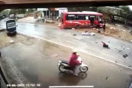 Xe khách va chạm xe đầu kéo, hành khách bay ra ngoài