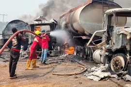 Nổ xe bồn chờ nhiên liệu, gần 100 người thiệt mạng
