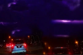 Sét màu tím lóe sáng giữa bầu trời khiến nhiều người hoảng sợ