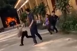 Xe hơi bốc cháy trong trường, học sinh bỏ chạy tán loạn