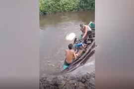 Cậu bé bị cá sấu cắn tử vong vì xuống sông nhặt bóng