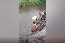 Cậu bé bị cá sấu cắn tử vong vì xuống sông nhặt bóng