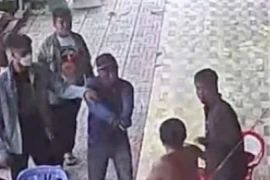 Con bạc mang súng nhựa ra dọa nhau do mâu thuẫn từ chơi xóc đĩa