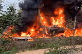 Cháy xe bồn chở xăng trên đường cao tốc Nội Bài - Lào Cai