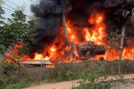 Cháy xe bồn chở xăng trên đường cao tốc Nội Bài - Lào Cai