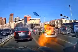 Xe taxi bất ngờ phát nổ khi đang dừng đèn đỏ