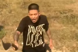 Tài xế xe tải cầm rựa phá xe người khác, thách thức dọa dẫm