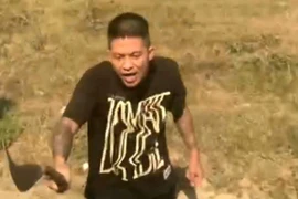 Tài xế xe tải cầm rựa phá xe người khác, thách thức dọa dẫm