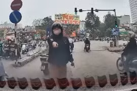 Tạt đầu ô tô bị ngã, người phụ nữ nổi nóng quát tài xế 