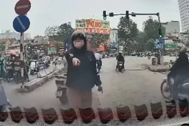 Tạt đầu ô tô bị ngã, người phụ nữ nổi nóng quát tài xế 