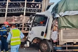 Tông đuôi xe khác trên cao tốc, 2 người mắc kẹt tử vong