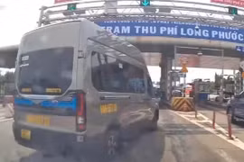 Xe khách cướp làn tại trạm thu phí, bị phạt 5 triệu