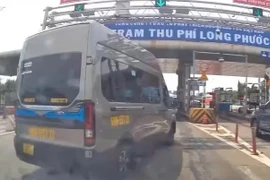 Xe khách cướp làn tại trạm thu phí, bị phạt 5 triệu