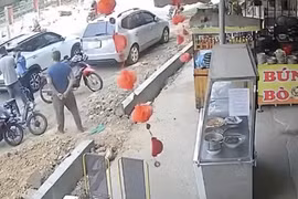 Nam thanh niên bị đánh tới tấp trước quán ăn ở Đồng Nai