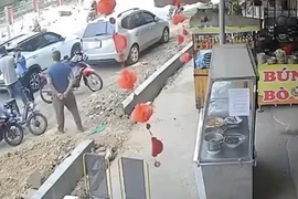 Nam thanh niên bị đánh tới tấp trước quán ăn ở Đồng Nai