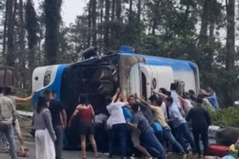 Lật xe khách đang đổ đèo ở Tam Đảo, nhiều người thương vong