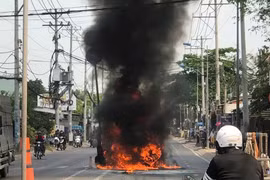 Xe hơi cháy rụi giữa đường gây ùn tắc hơn 5 km