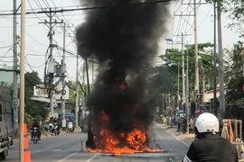 Xe hơi cháy rụi giữa đường gây ùn tắc hơn 5 km