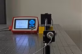 Thiết lập thử nghiệm một máy phát bộ khuếch đại được xử lý đặc biệt có tên là erbium đặt cách bộ thu 30 mét.