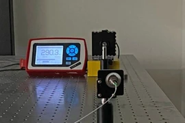 Thiết lập thử nghiệm một máy phát bộ khuếch đại được xử lý đặc biệt có tên là erbium đặt cách bộ thu 30 mét.