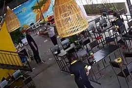 Cán bộ Sở TN&MT Đà Nẵng ném tiền trong quán ăn