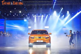 Cận cảnh VinFast VF8 vừa chính thức đến tay khách Việt