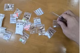 Cận cảnh hơn nghìn viên kim cương giấu tinh vi trong các gói kẹo