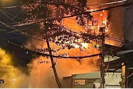 Nhà 4 tầng ở Bình Thạnh cháy đỏ rực trong đêm