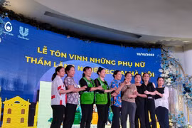 Tôn vinh những phụ nữ nghề ve chai thầm lặng tại Hà Nội