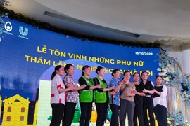 Tôn vinh những phụ nữ nghề ve chai thầm lặng tại Hà Nội