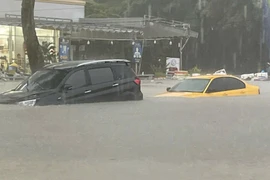 Nhiều ô tô bị trôi, Bình Dương nói gì về nguyên nhân ngập úng?