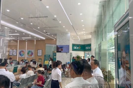 Ngày đầu ngân hàng bán vàng SJC: Dân ngóng giá thấp, chờ "xuống" tiền