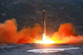 Triều Tiên phóng tên lửa bay qua không phận Nhật Bản