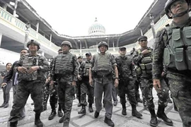 Tổng thống Philippines trần tình lí do đi bốt trong nhà thờ