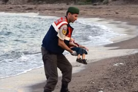 Ảnh bé trai Syria chết đuối chấn động như “em bé napalm”?