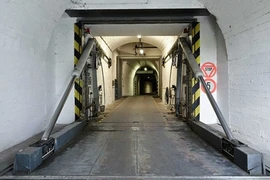  Đột nhập hầm ngầm chống bom nguyên tử cực sang