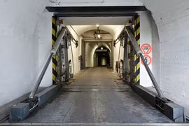  Đột nhập hầm ngầm chống bom nguyên tử cực sang