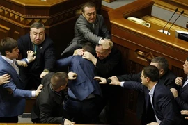 Phe đối lập đề nghị giải tán Quốc hội Ukraine