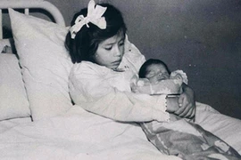 Chuyện kể giật mình về bà mẹ trẻ nhất lịch sử loài người 