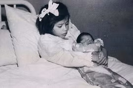 Chuyện kể giật mình về bà mẹ trẻ nhất lịch sử loài người 