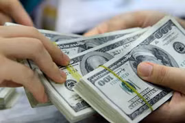 Vì sao các ngân hàng đồng loạt tăng giá USD kịch trần?